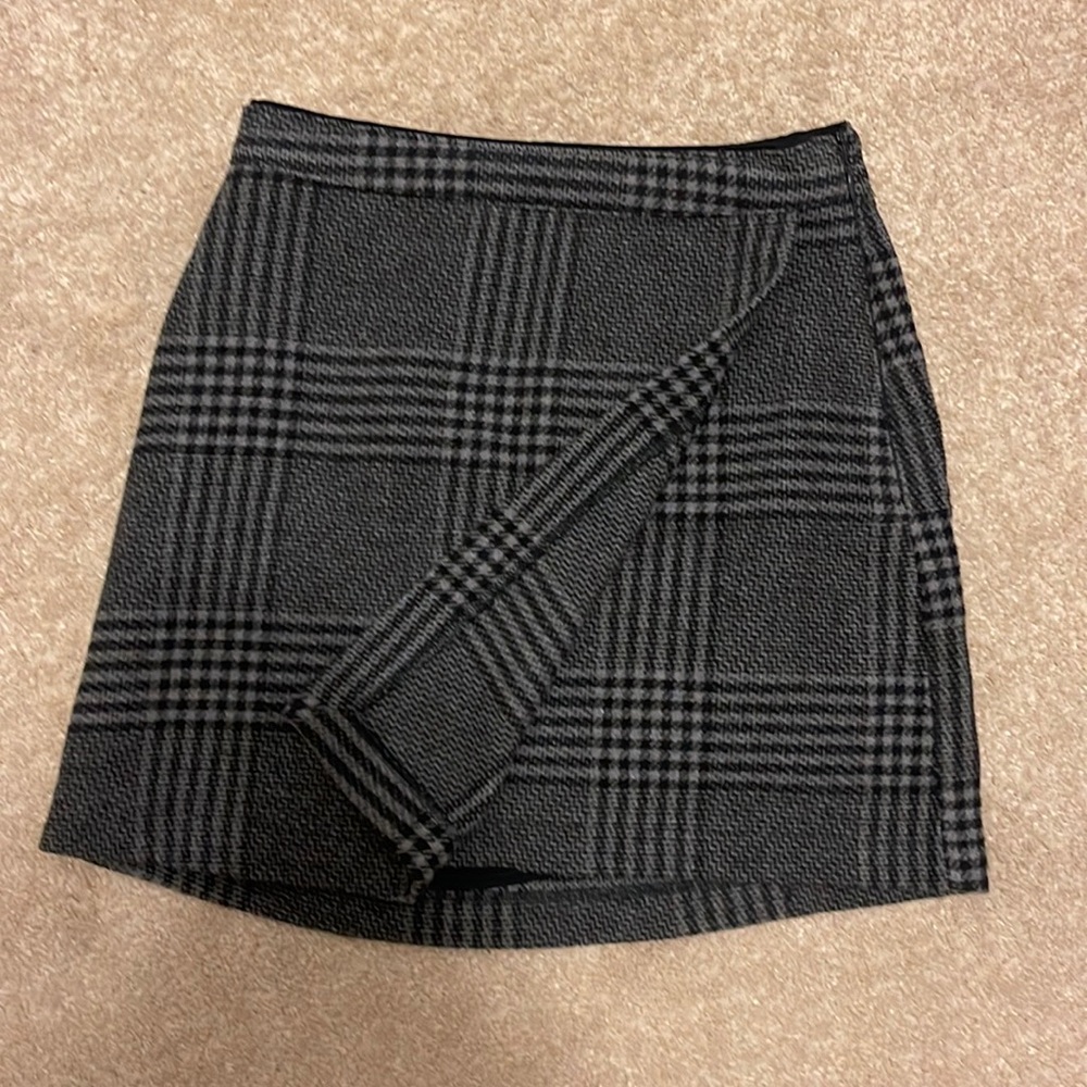 New with Tag Abercrombie Gray and Black Skirt